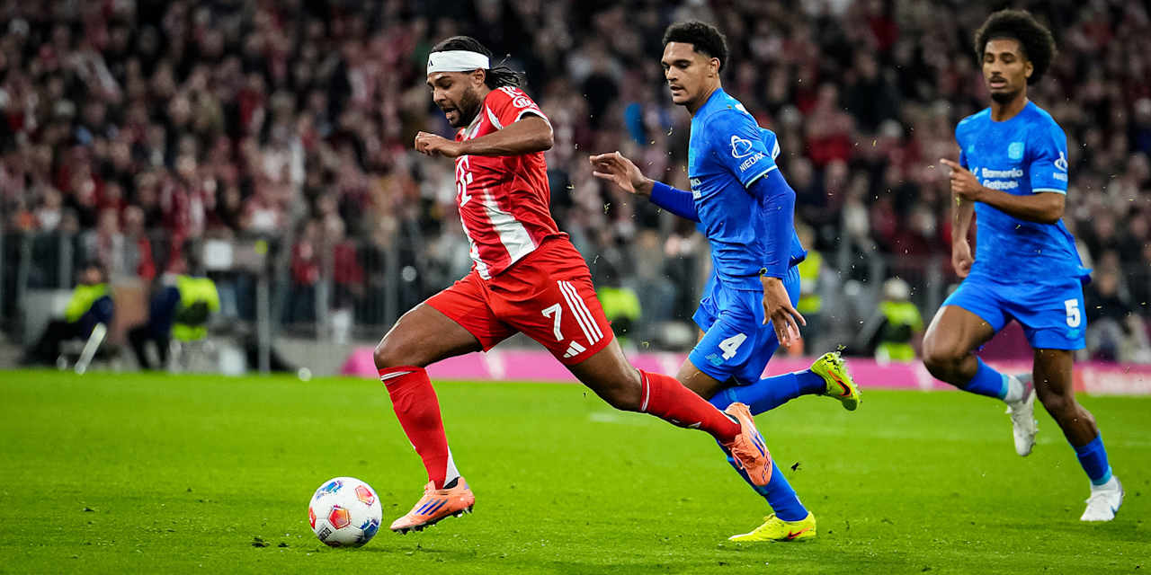 Serge Gnabry mit Ball am Fuß während des Topspiels der Bundesliga des FC Bayern gegen Bayer 04 Leverkusen