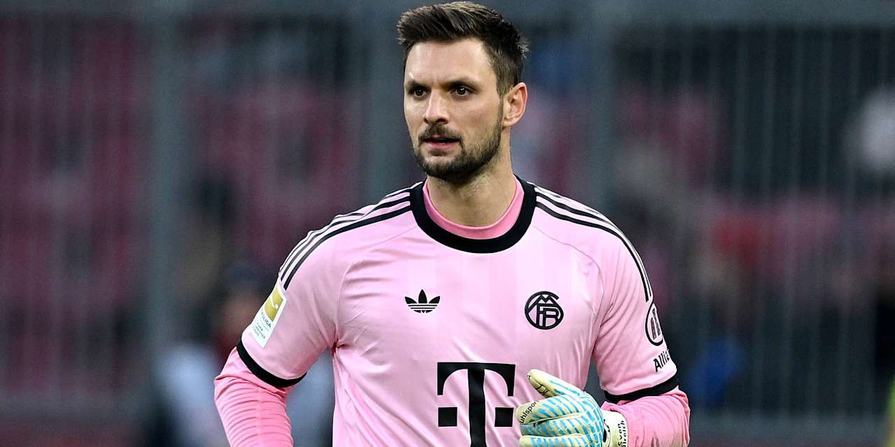 Sven Ulreich im pinken FC Bayern-Trikot in einem Testspiel.