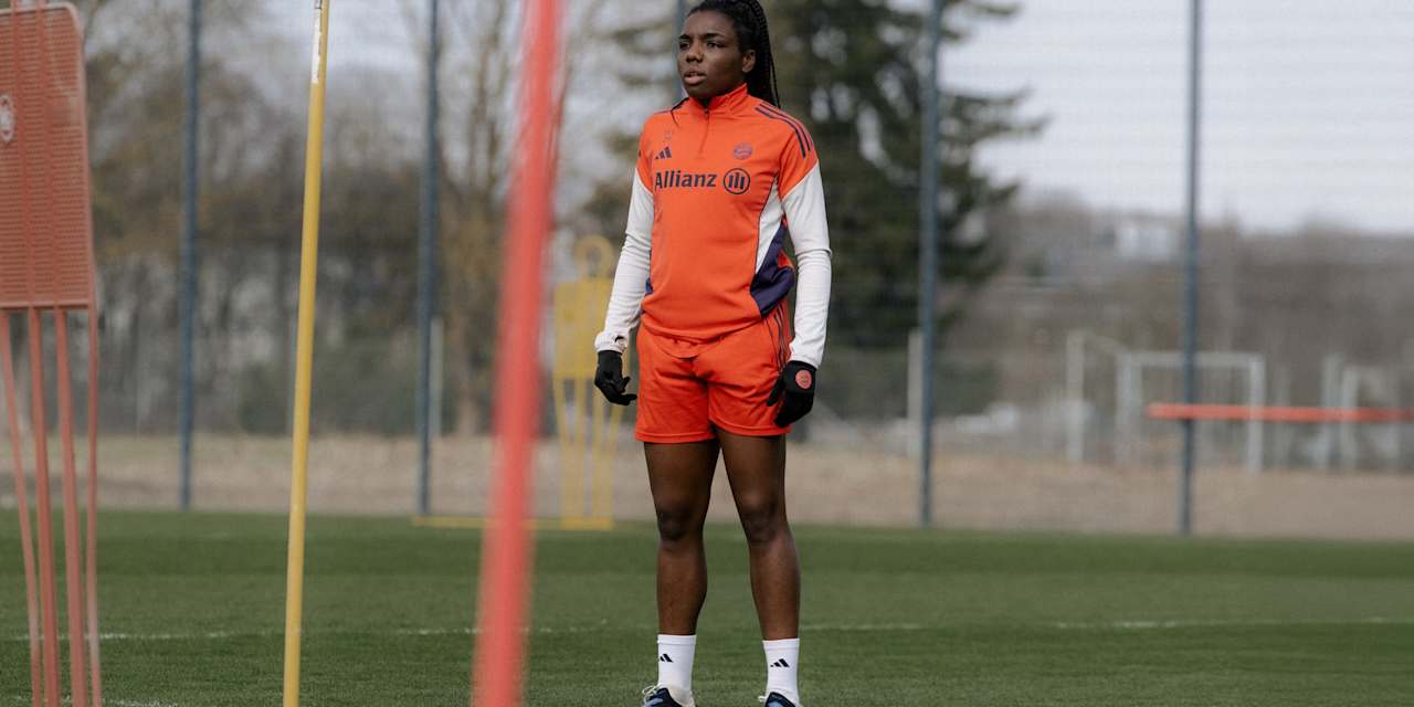 Edna Imade während einer Trainingseinheit der FC Bayern Frauen.