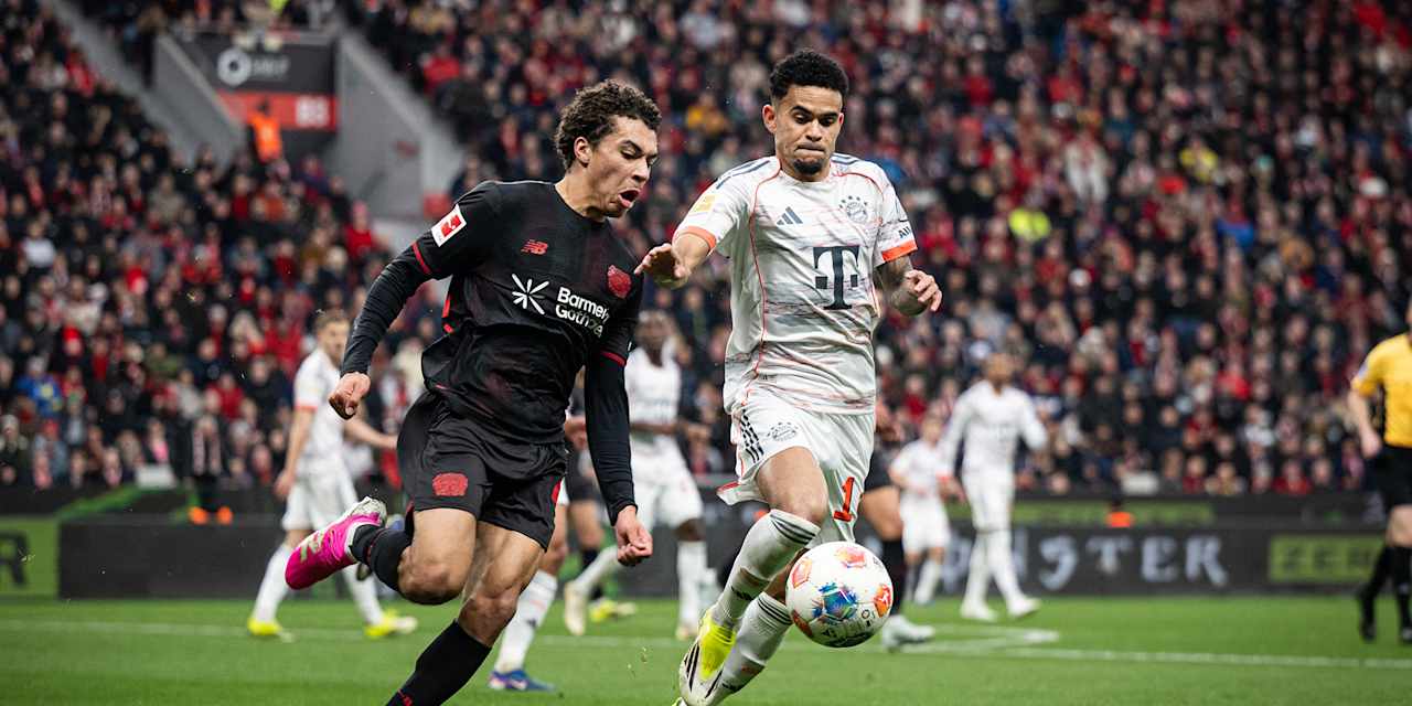 Luis Díaz im Zweikampf im Bundesliga-Spiel des FC Bayern bei Bayer 04 Leverkusen