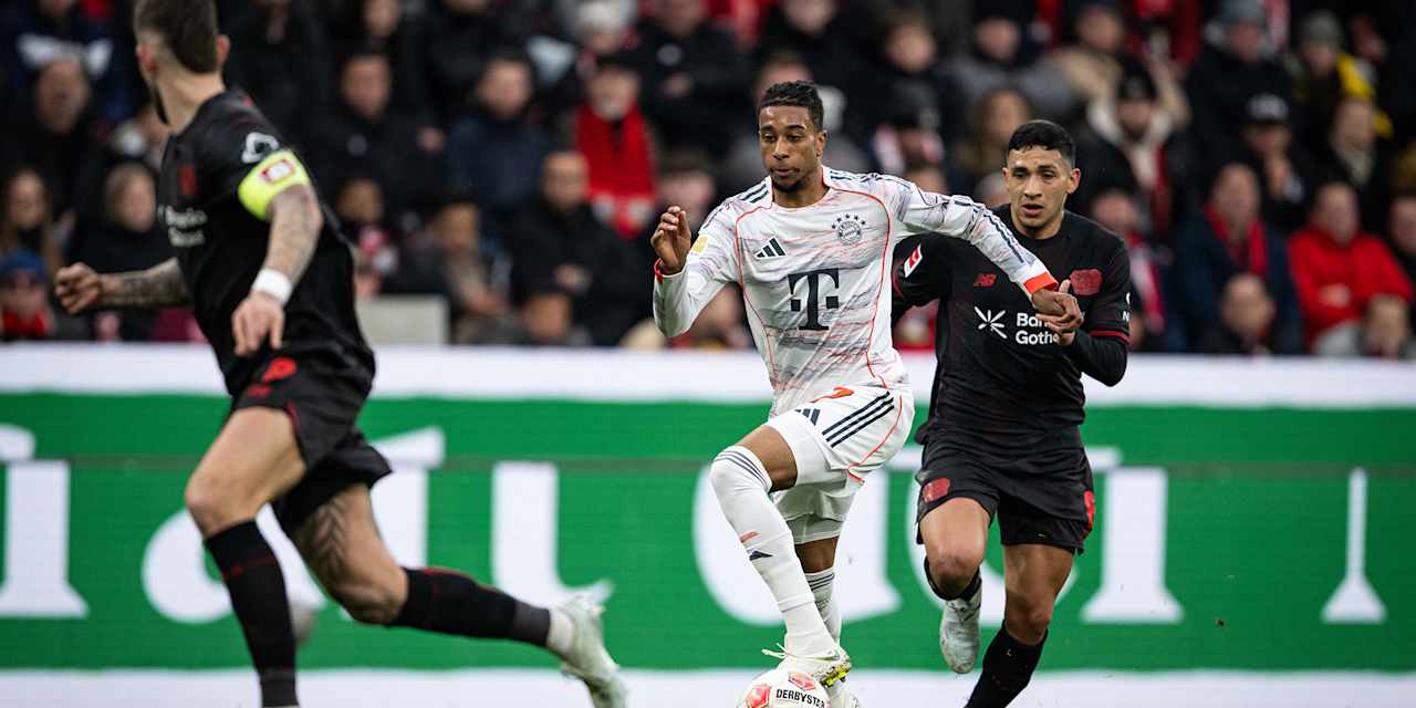 Michael Olise am Ball im Bundesliga-Spiel des FC Bayern bei Bayer 04 Leverkusen