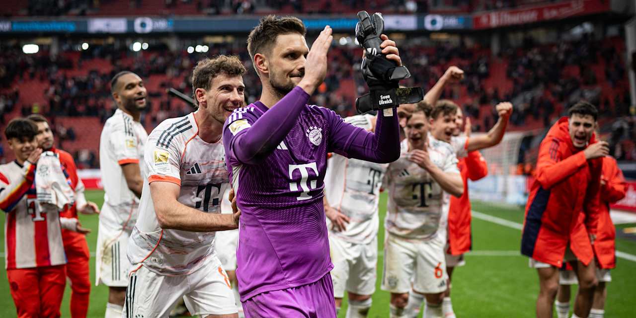 Leon Goretzka schiebt Sven Ulreich vor die Fankurve der Bayern-Fans in Leverkusen, um ihn zu feiern