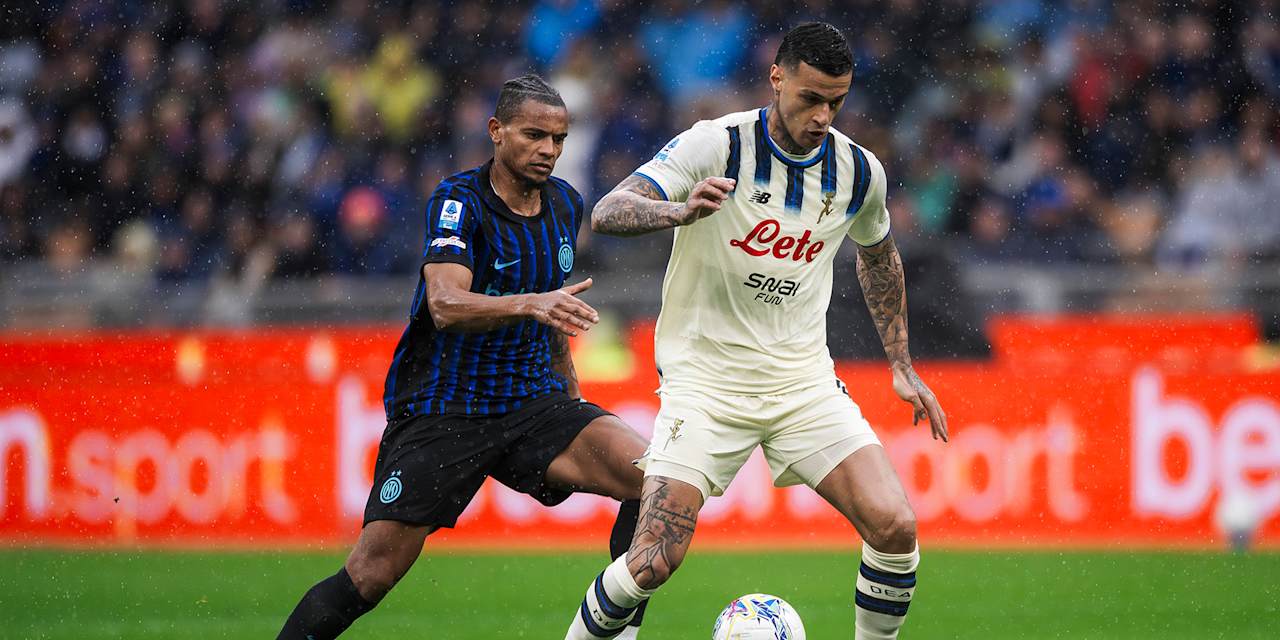 Gianluca Scamacca führt einen Zweikampf im Spiel von Atalanta Bergamo bei Inter Mailand.