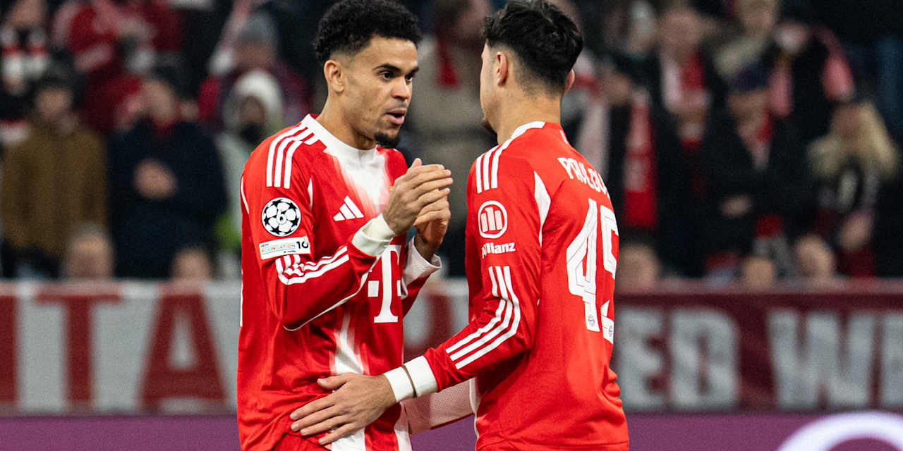 Aleksandar Pavlovic und Luis Diaz bejubeln ein Tor des FC Bayern.