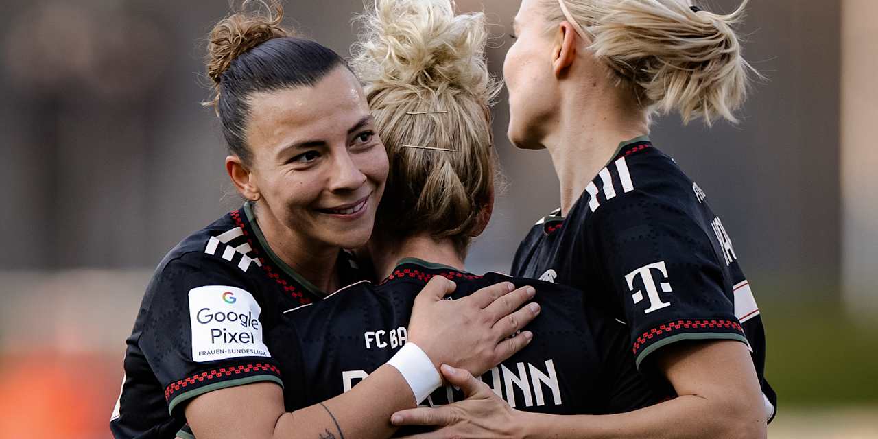 Arianna Caruso, Linda Dallmann und Pernille Harder jubeln Arm in Arm während des Gastspiels FC Bayern Frauen beim 1. FC Köln in der Frauen Bundesliga