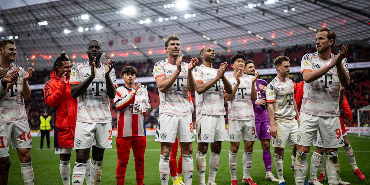 Spieler des FC Bayern feiern nach dem 1:1 in Leverkusen vor der Fankurve