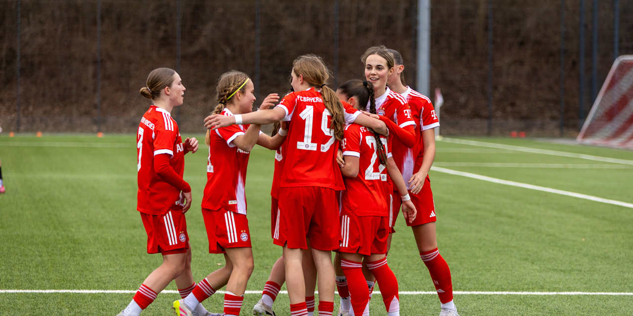 Die U17-Juniorinnen bejubeln ein Tor.