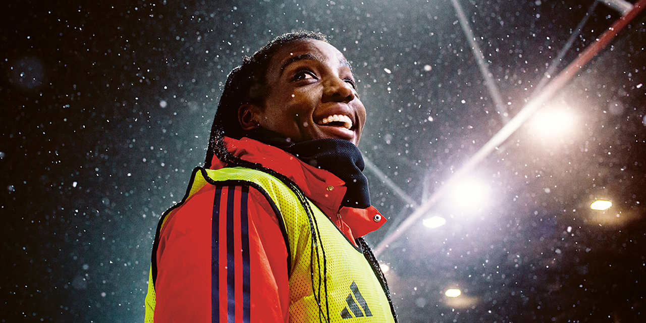 Enda Imade lächelt den Schnee an.