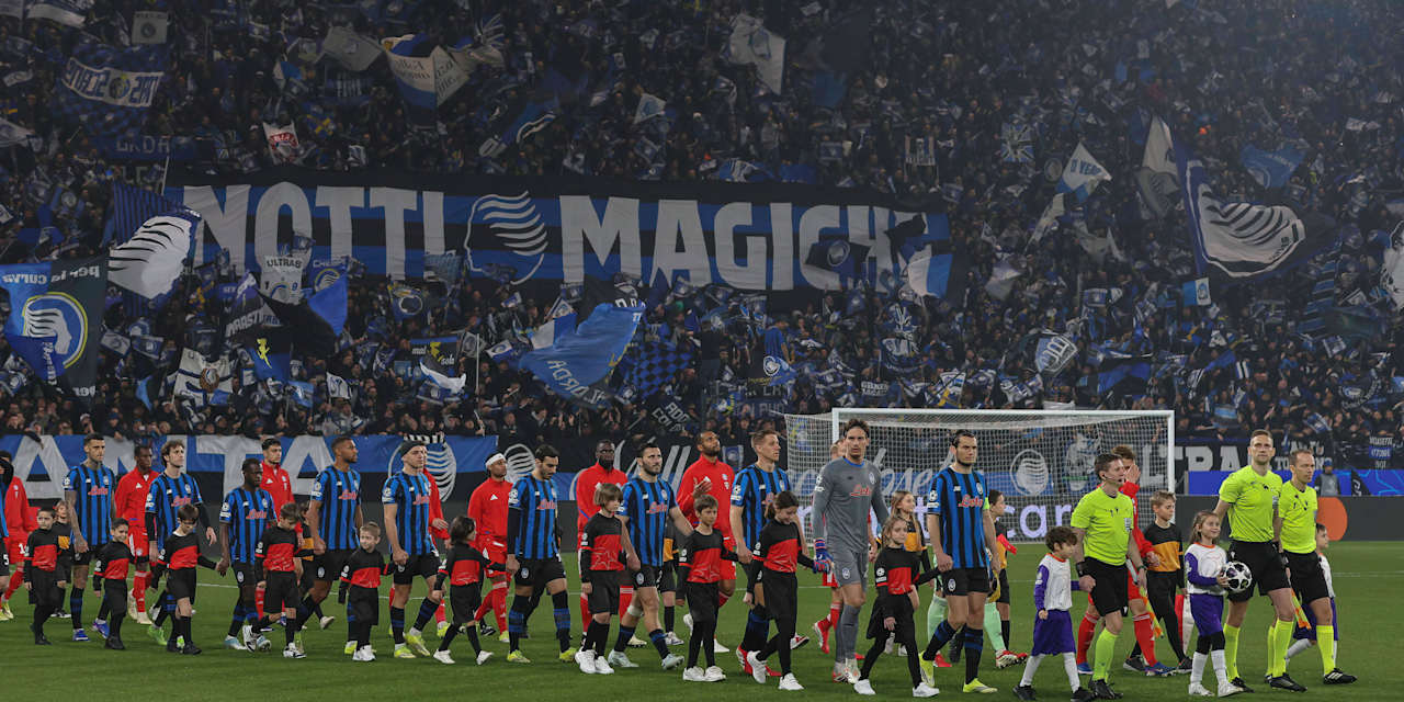 Lautaro Martínez, delante de la grada de animación del Inter celebrando.