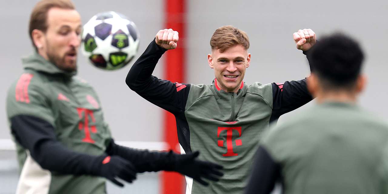 Joshua Kimmich spannt die Oberarme an im Abschlusstraining des FC Bayern vor dem Achtelfinal-Rückspiel in der Champions League gegen Atalanta Bergamo