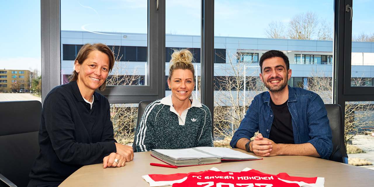 Bianca Rech, Linda Dallmann und Francisco De Sá Fardilha bei der Vertragsunterschrift am FC Bayern Campus.