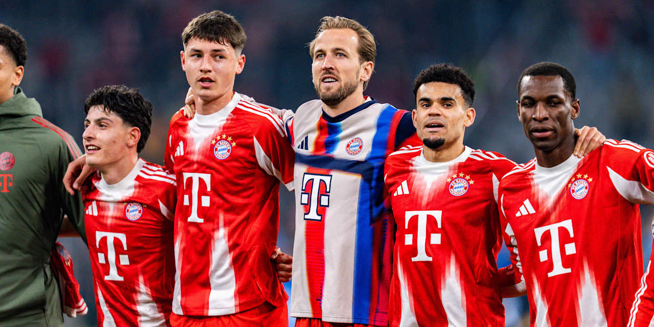 Harry Kane nach dem Champions League-Heimspiel des FC Bayern gegen Atalanta Bergamo vor der Kurve.