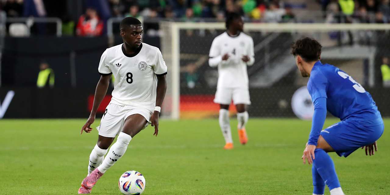 Noel Aseko dribbelt mit dem Ball in einem Spiel der deutschen U21-Nationalmannschaft.