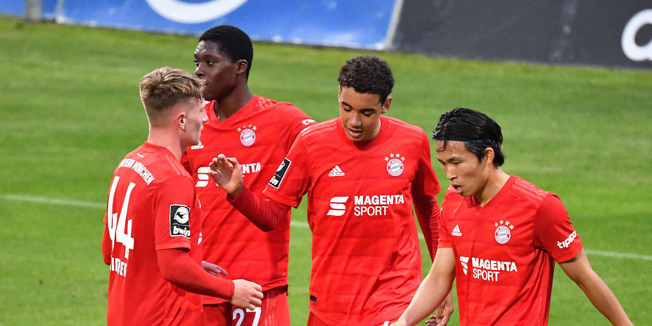 Jamal Musiala, Wooyeong Jeong und Derrick Köhn im roten Trikot der FC Bayern Amateure.