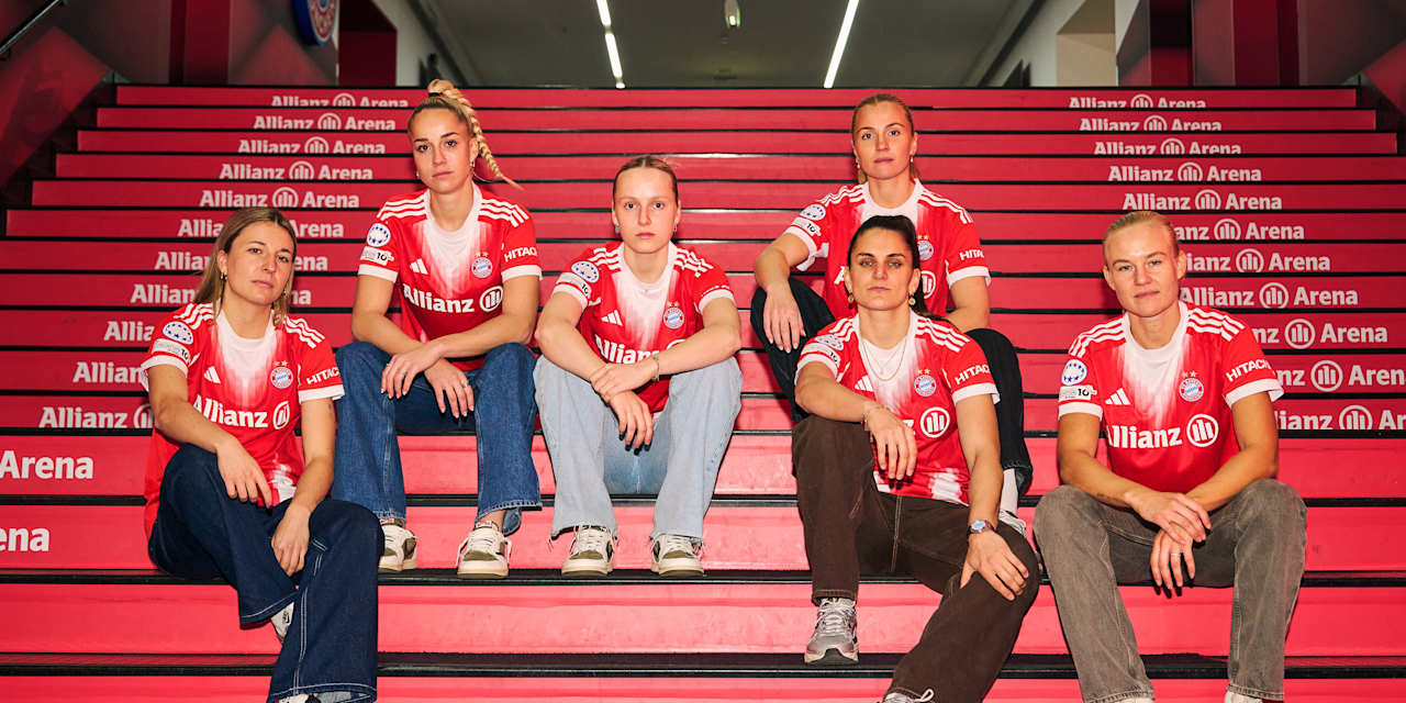 Die FC Bayern Frauen sitzend in der Allianz Arena.