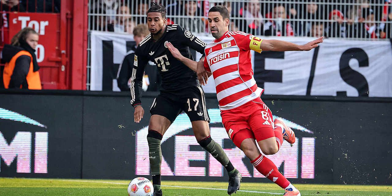 Michael Olise im Zweikampf während des Auswärtsspiels des FC Bayern in der Bundesliga bei Union Berlin