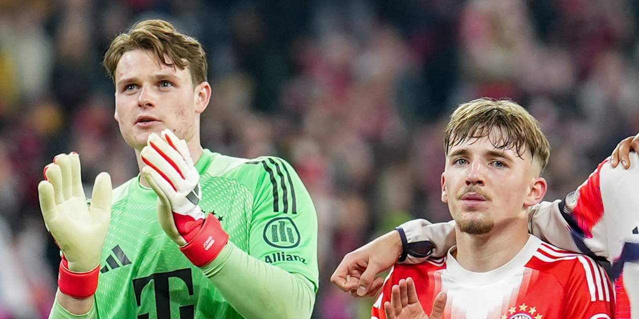 Jonas Urbig y Lennart Karl saludan a la afición tras el partido de la Bundesliga en casa contra el Gladbach