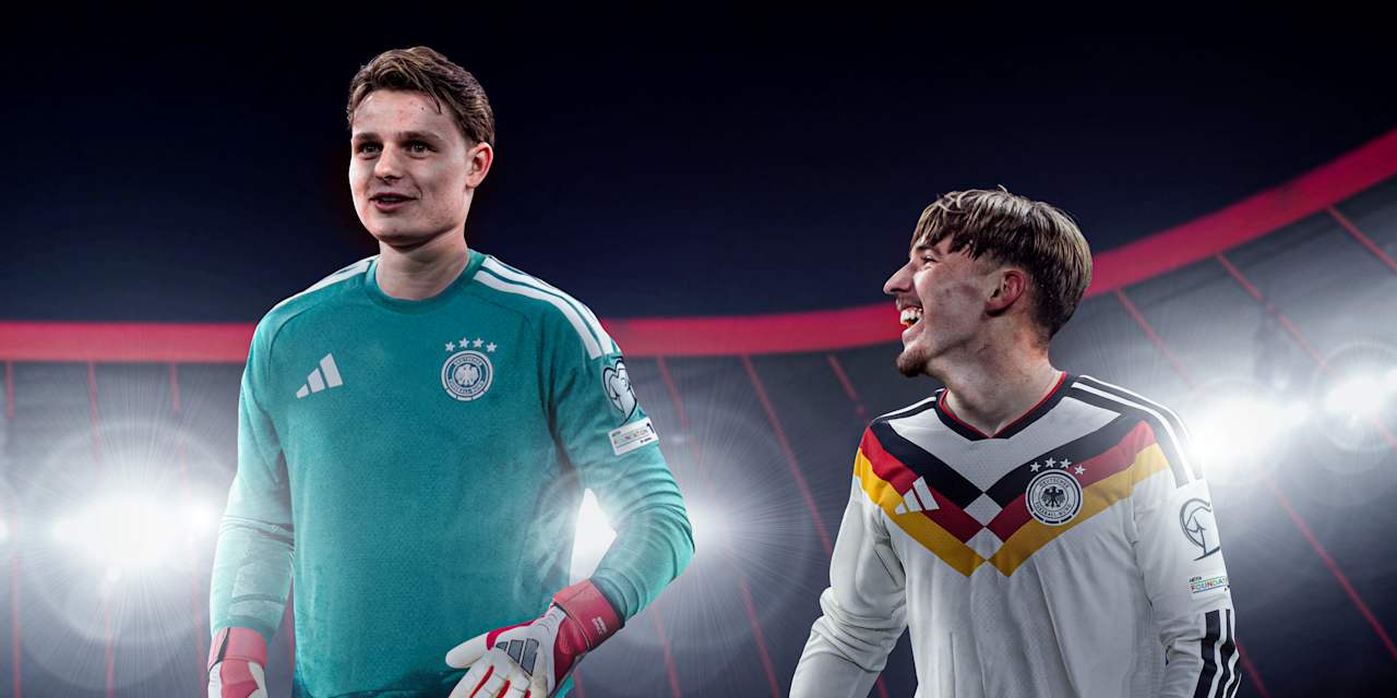 Jonas Urbig y Lennart Karl saludan a la afición tras el partido de la Bundesliga en casa contra el Gladbach