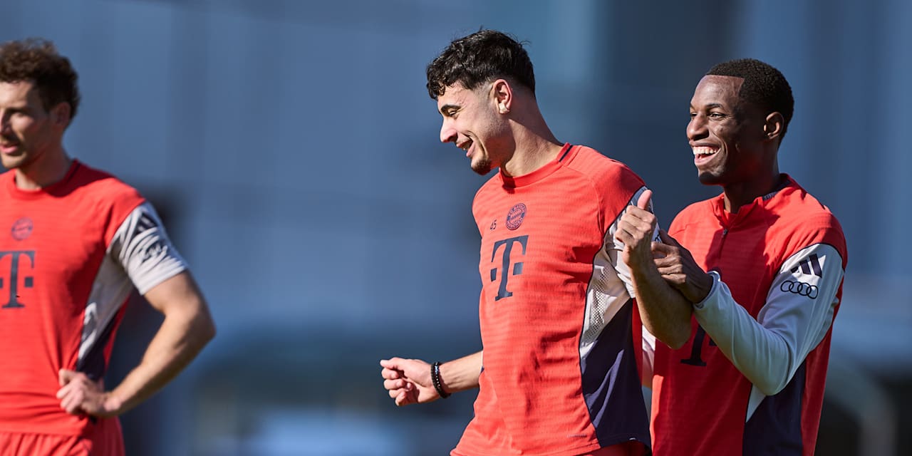 Aleksandar Pavlovic und Nicolas Jackson lachen gemeinsam im Abschlusstraining des FC Bayern vor dem Spiel in Leverkusen