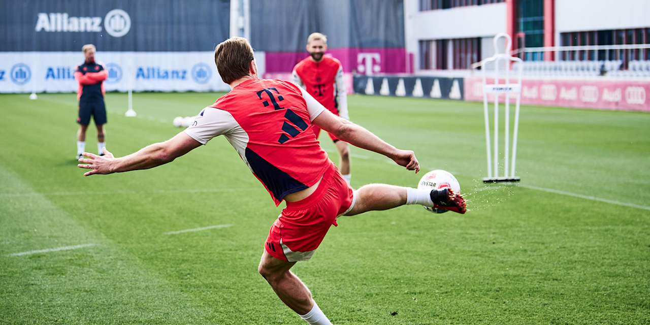 Harry Kane pasa el balón a Konrad Laimer durante la última sesión de entrenamiento del FC Bayern antes de su partido en casa contra el Union Berlin.