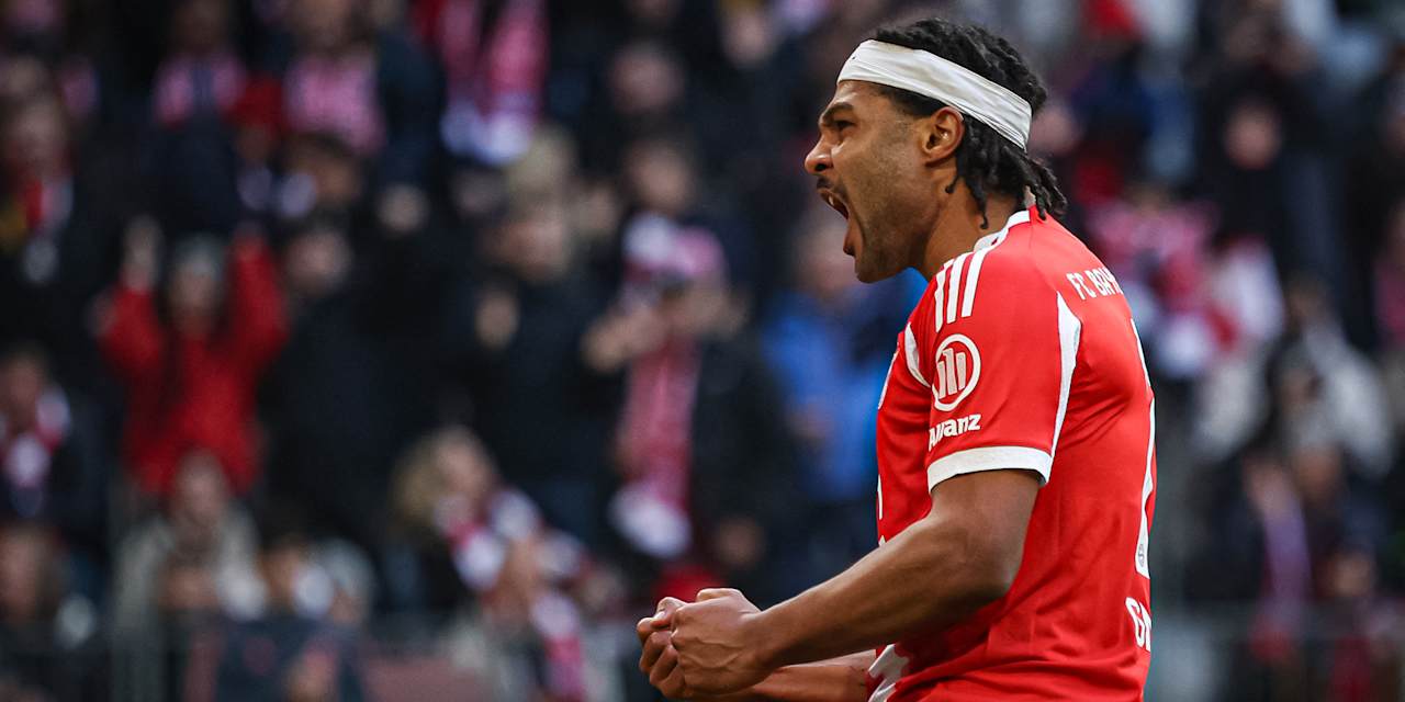 Serge Gnabry schreit vor Freude und ballt die Fäuste während des Heimspiels des FC Bayern in der Bundesliga gegen den 1. FC Union Berlin