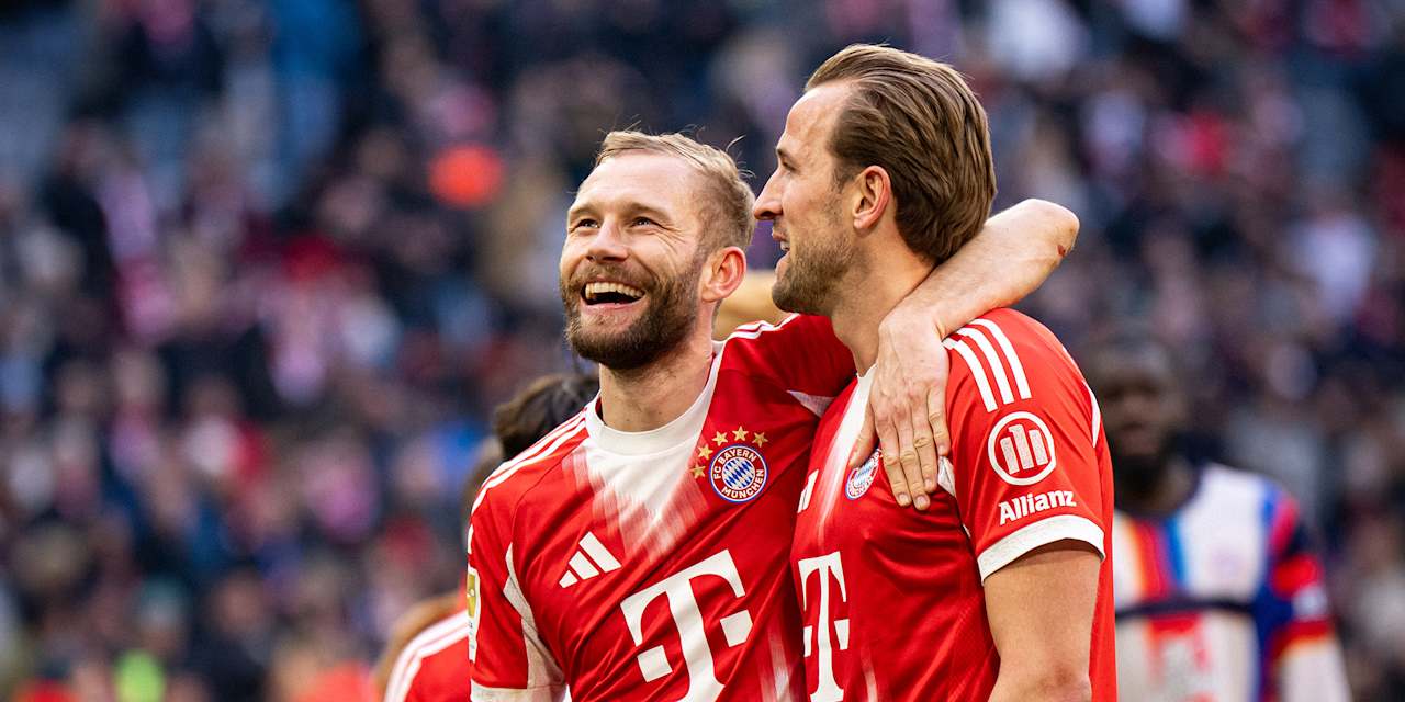 Harry Kane und Konrad Laimer jubeln nach dem Bundesliga-Sieg des FC Bayern gegen Union Berlin.