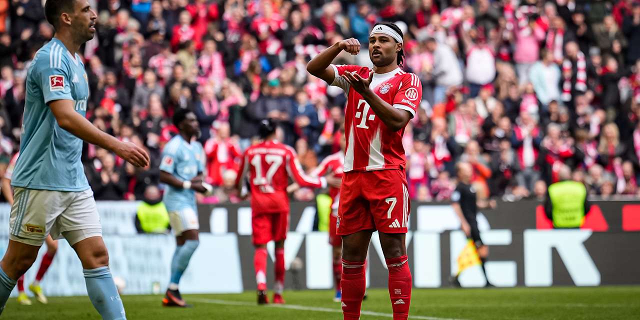 Serge Gnabry mit seinem Kochjubel während des Heimspiels des FC Bayern in der Bundesliga gegen den 1. FC Union Berlin