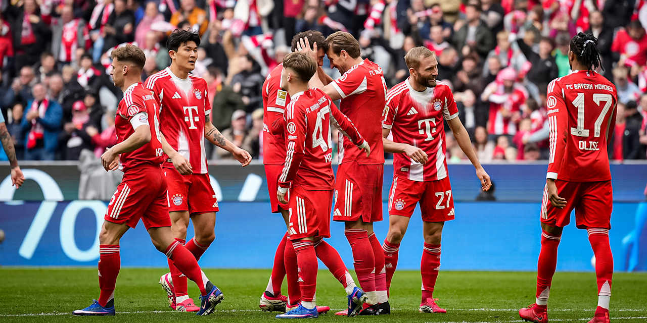 Leon Goretzka und Harry Kane jubeln Kopf an Kopf während des Heimspiels des FC Bayern in der Bundesliga gegen den 1. FC Union Berlin
