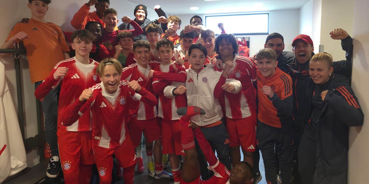 Die U15-Junioren jubeln nach ihrem Sieg.