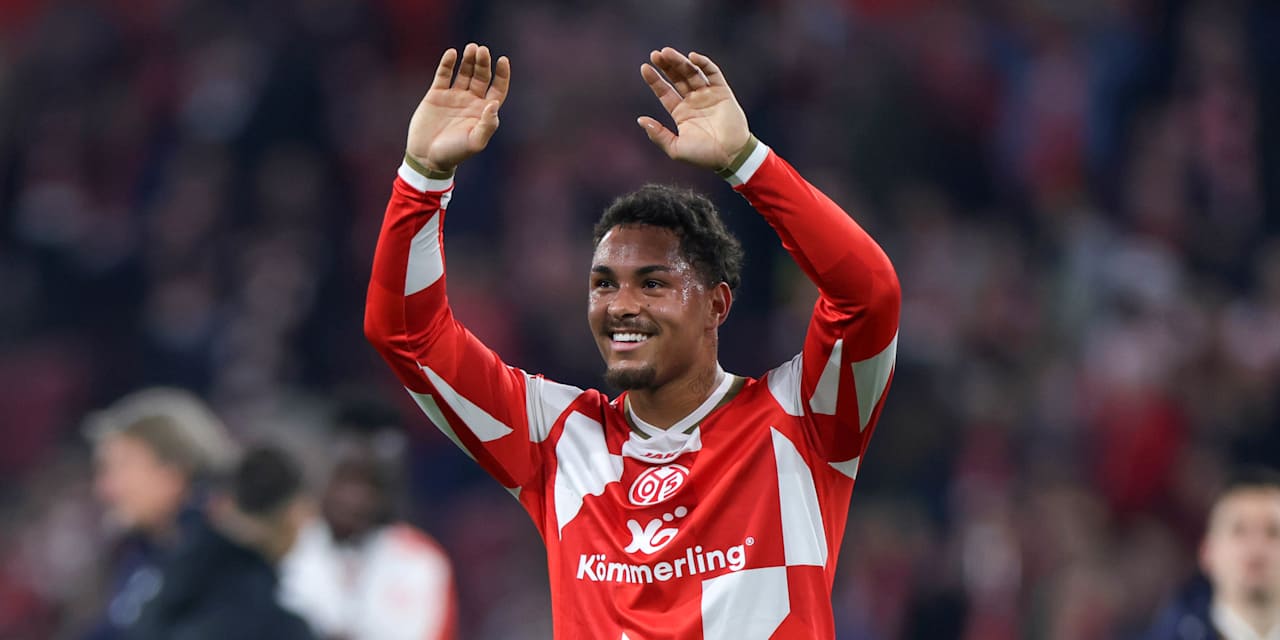 Armindo Sieb jubelt im Trikot vom 1. FSV Mainz 05.