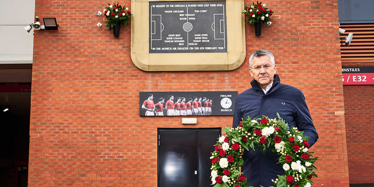 Präsident Herbert Hainer legt einen Kranz im Namen des FC Bayern für die Opfer des Flugzeugabsturz von Manchester 1958 nieder