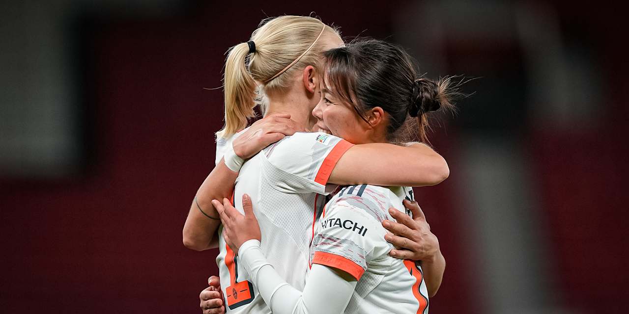 Pernille Harder und Momoko Tanikawa jbeln über ein Tor.