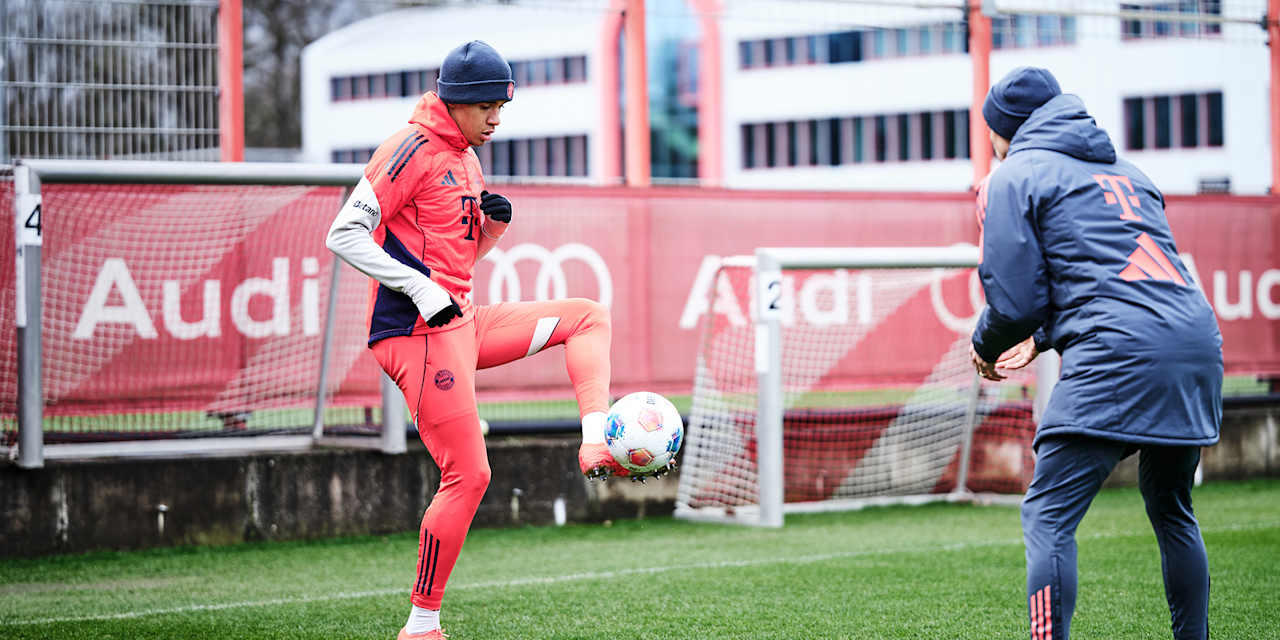 Jamal Musiala am Ball bei einer individuellen Einheit auf dem Trainingsgelände des FC Bayern