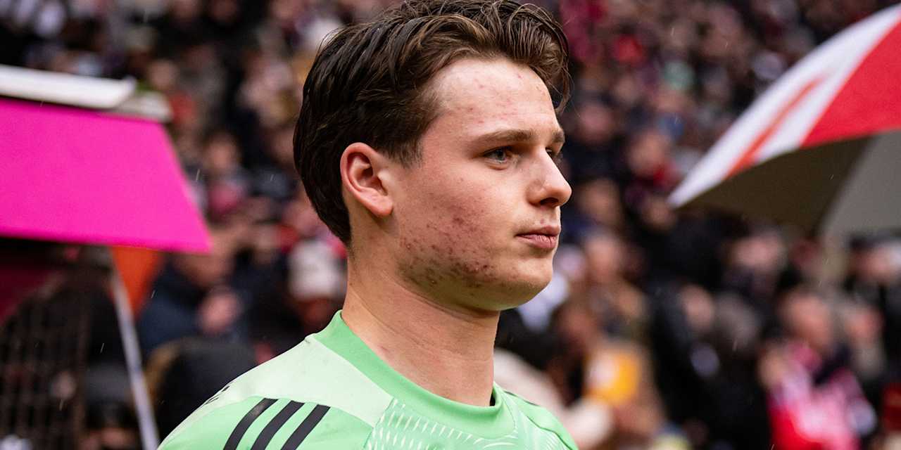 Jonas Urbig läuft in die Allianz Arena ein