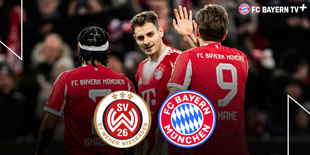 Josip Stanisic, Serge Gnabry und Harry Kane bejubeln einen Treffer, darunter die Logos des SV Wehen Wiesbaden und des FC Bayern.