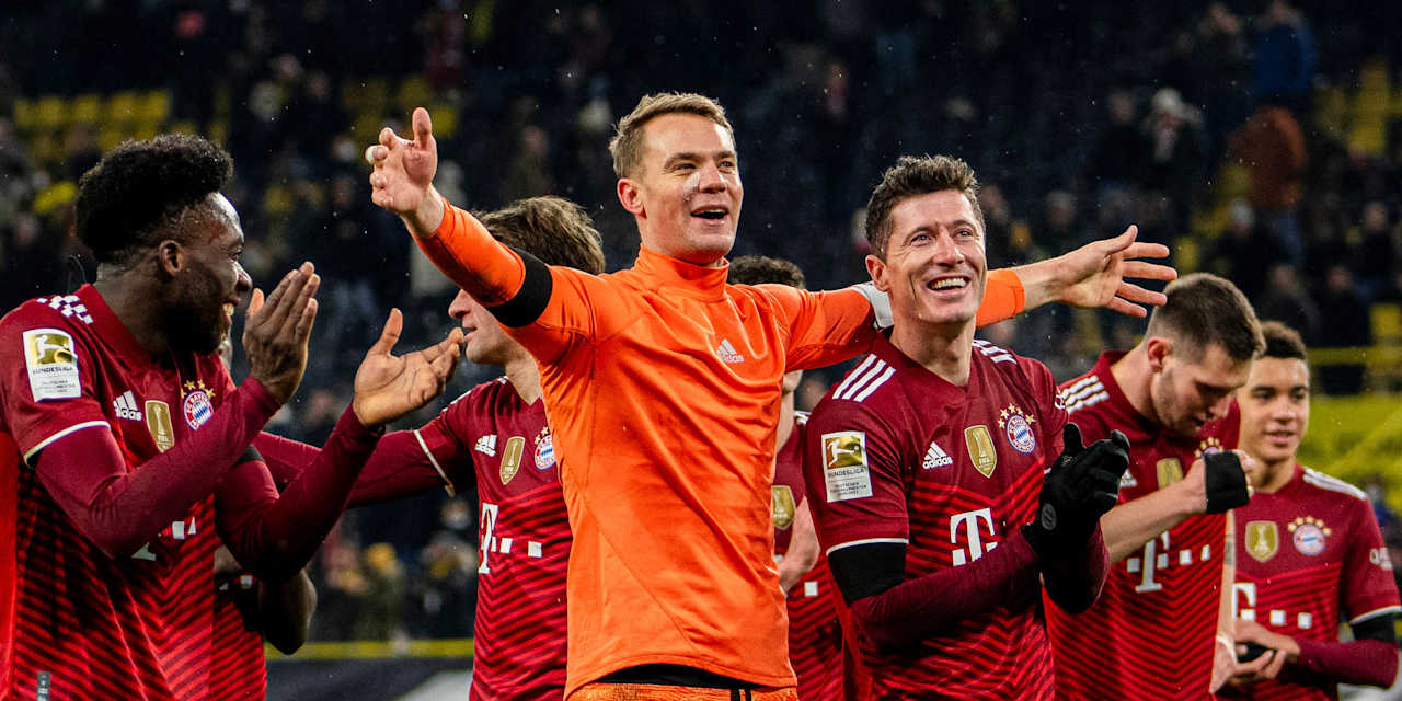 Manuel Neuer und Robert Lewandowski feiern zusammen.