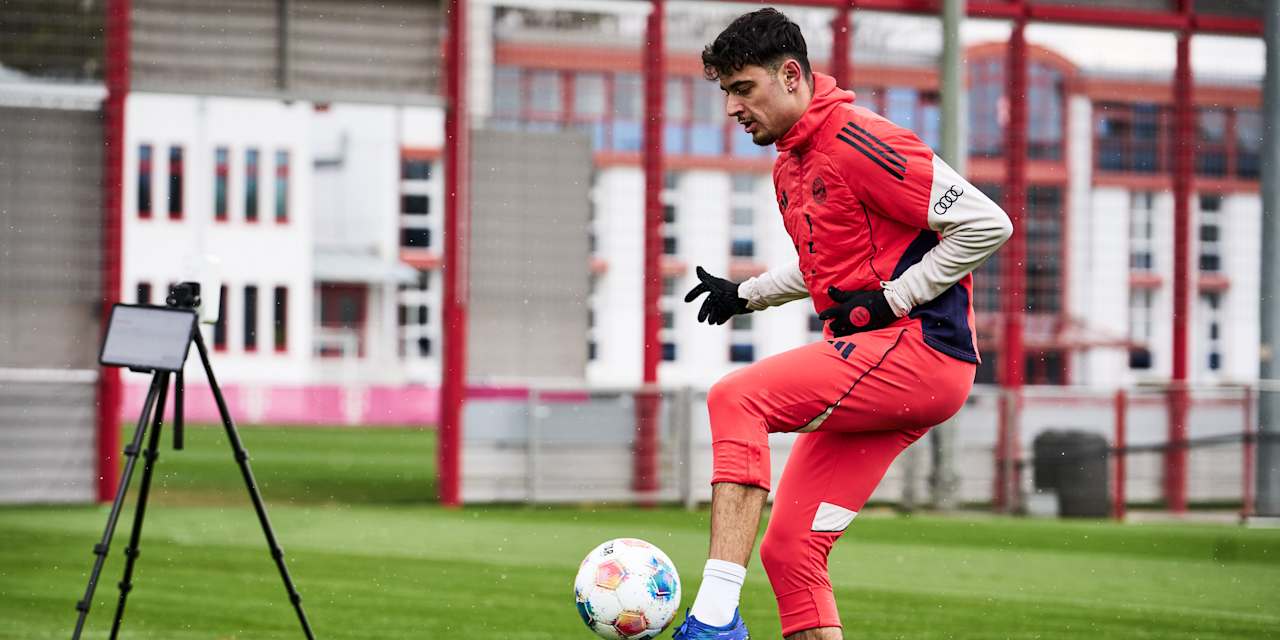 Aleksandar Pavlović am Ball bei einer individuellen Einheit auf dem Trainingsgelände des FC Bayern