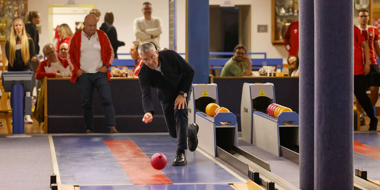 Präsident Herbert Hainer beim Kegeln mit den Mitgliedern