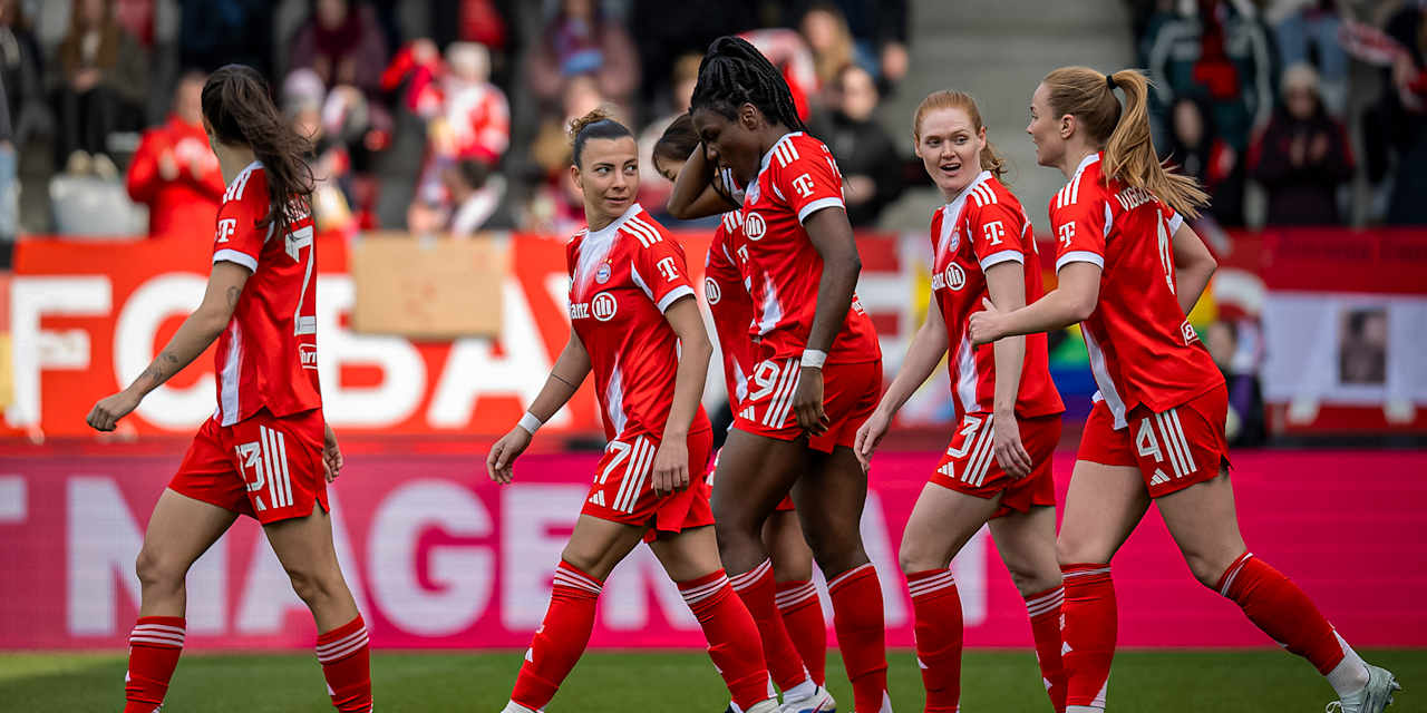 Die FC Bayern Frauen jubeln zusammen während des Heimspiels in der Frauen-Bundesliga gegen den 1. FC Nürnberg