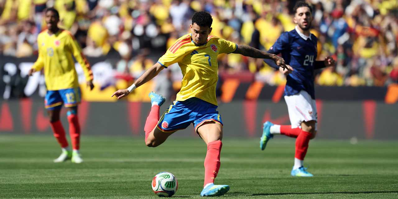Luis Díaz in the yellow jersey of the Colombian national team