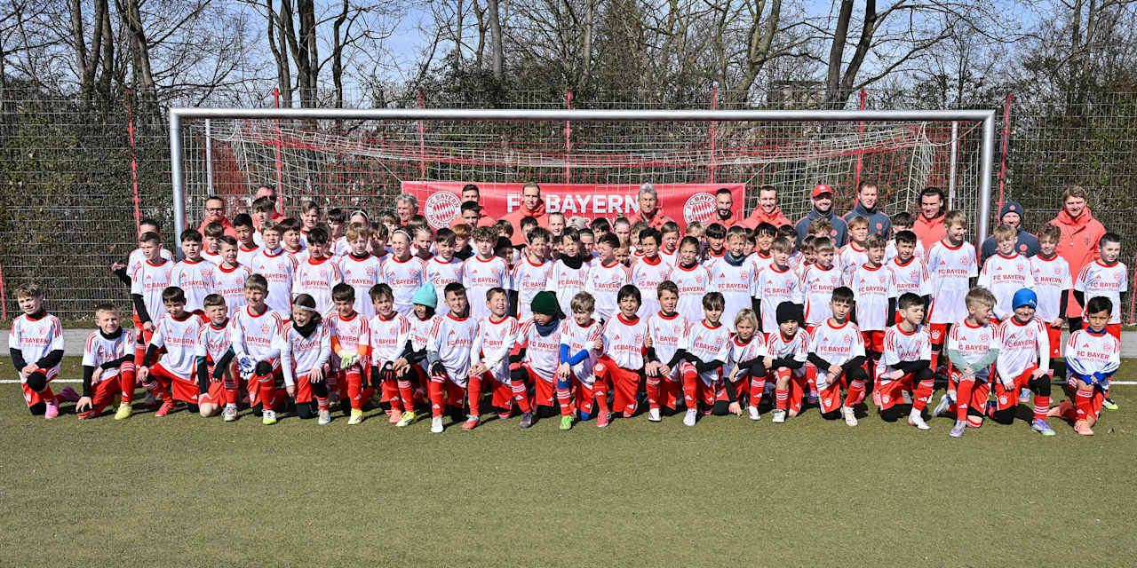 Die Legenden des FC Bayern mit den Teilnehmern des Trainings auf einem Gruppenfoto