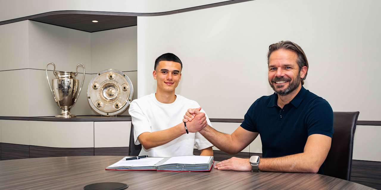 Matteo Maric und Florian Zahn bei der Vertragsunterschrift an der Säbener Straße.