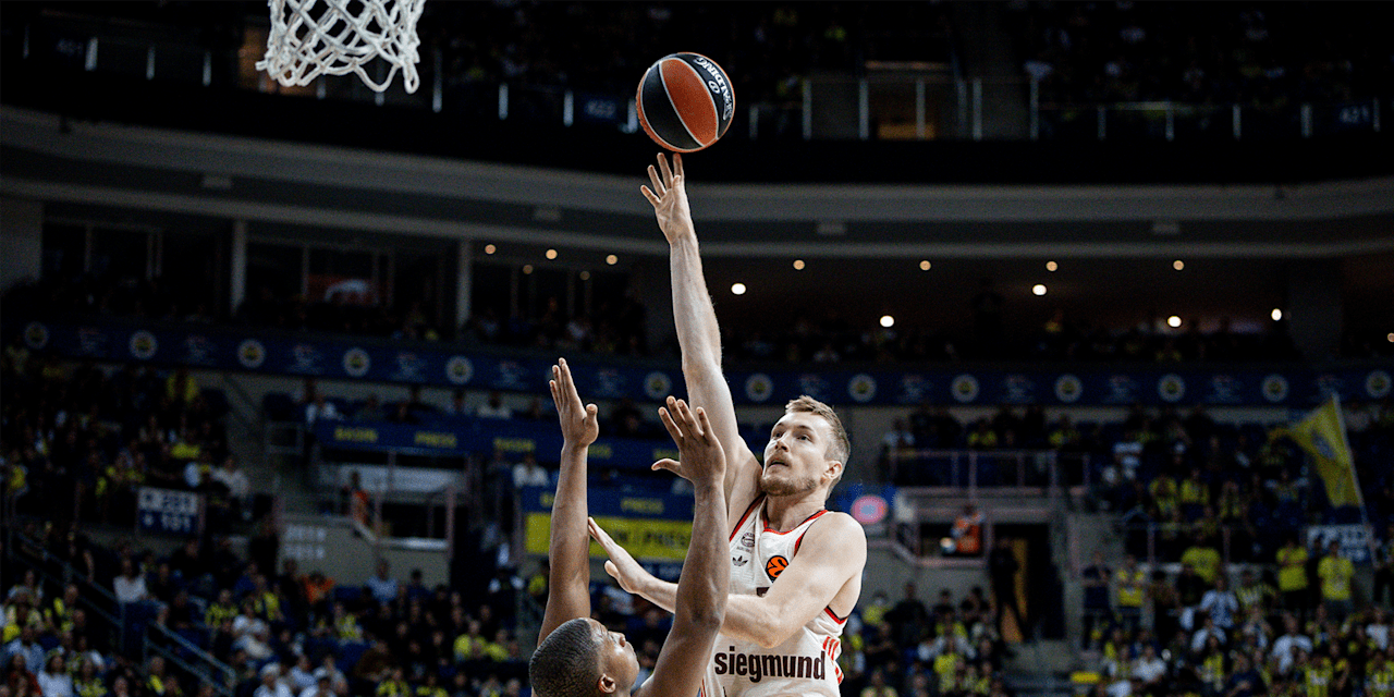 Niels Giffey Layup
