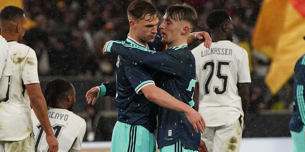 Joshua Kimmich und Lennart Karl umarmen sich nach einem Tor der deutschen Nationalmannschaft