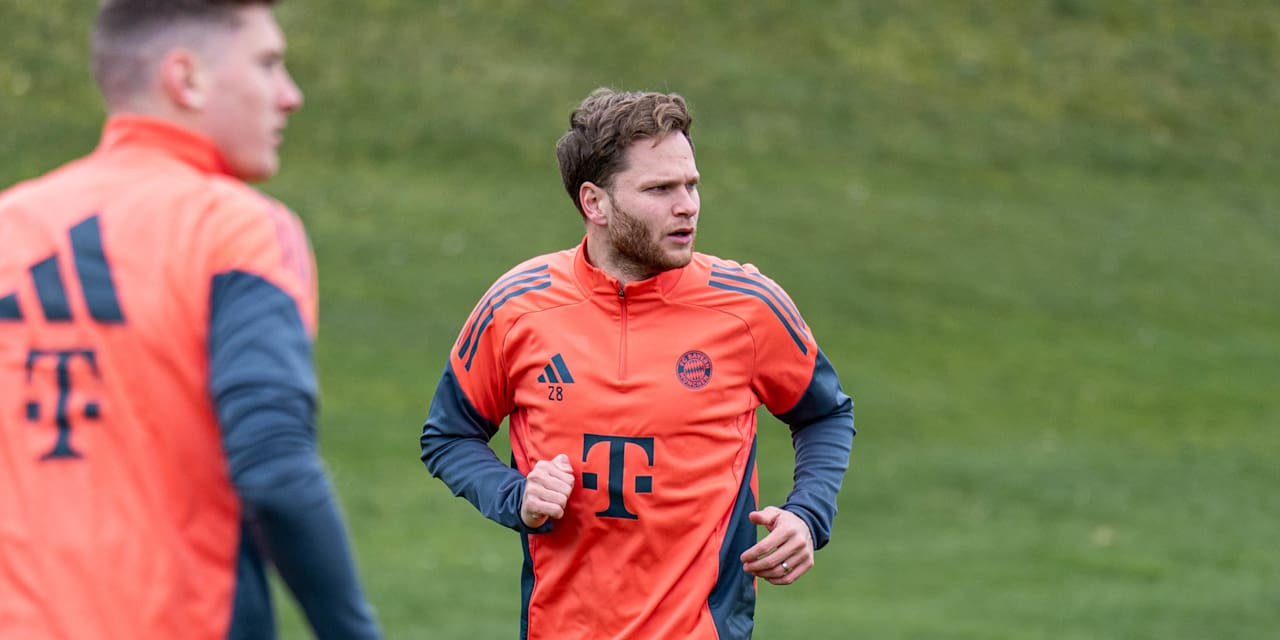 Benno Schmitz im orangenen FC Bayern-Dress