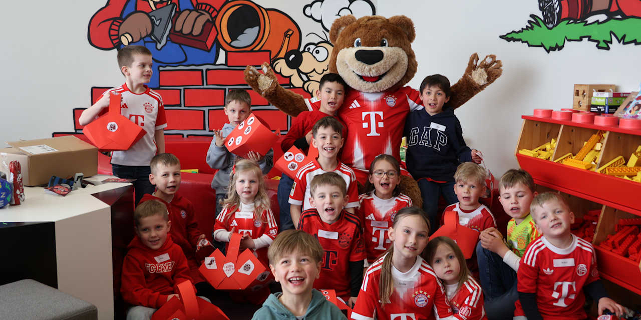 Berni mit den KIDS CLUB-Mitgliedern und den Osternester in der Hand.