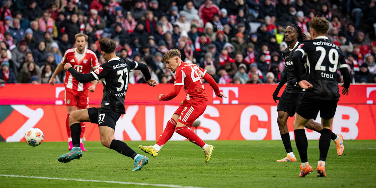 Lennart Karl erzielt das 1:2 im Bundesliga-Spiel des FC Bayern gegen den SC Freiburg.