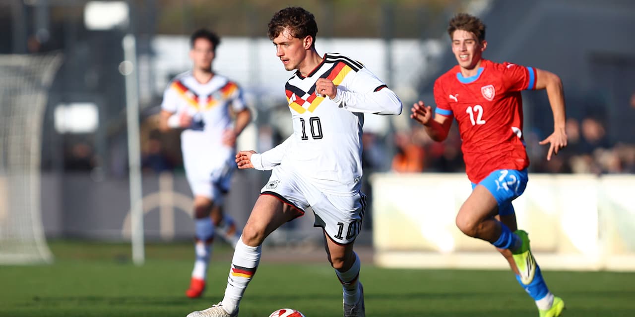 Maurice Krattenmacher schrimt den Ball ab im Deutschlandtrikot.