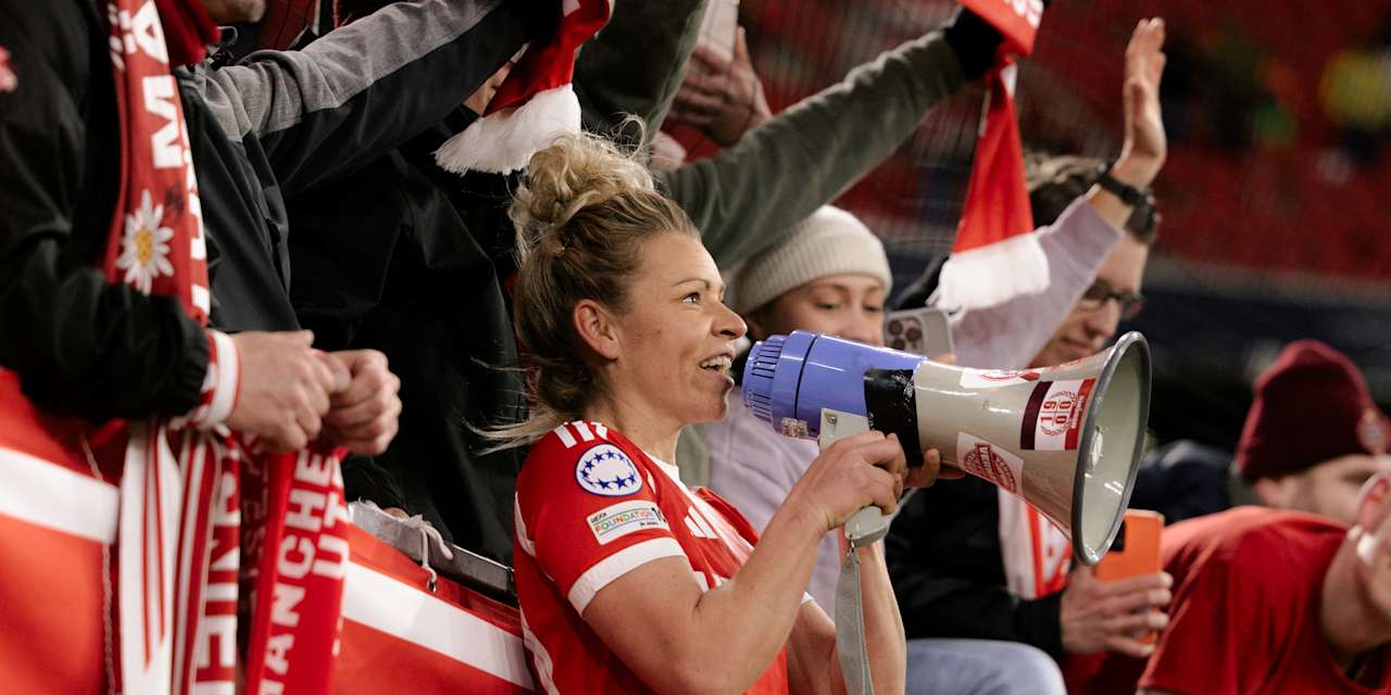 Linda Dallmann mit einem Mikrofon in der Hand im Anschluss an den Sieg gegen Manchester United in der Allianz Arena.