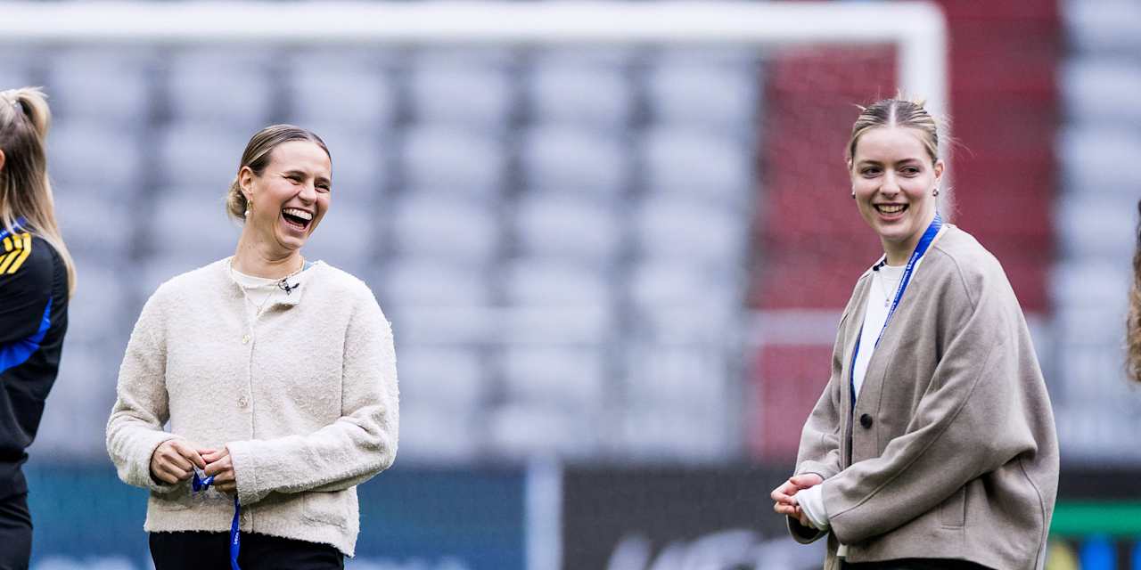Klara Bühl und Alara lachend in der Allianz Arena.